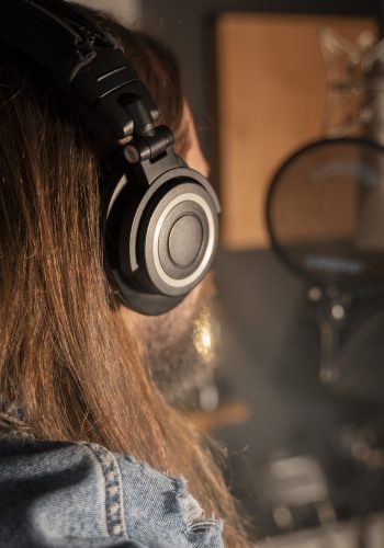 side-view-man-singing-studio